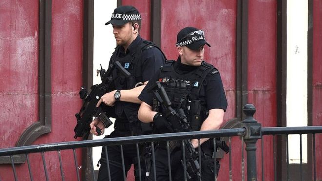 Policías patrullan Manchester luego del atentado