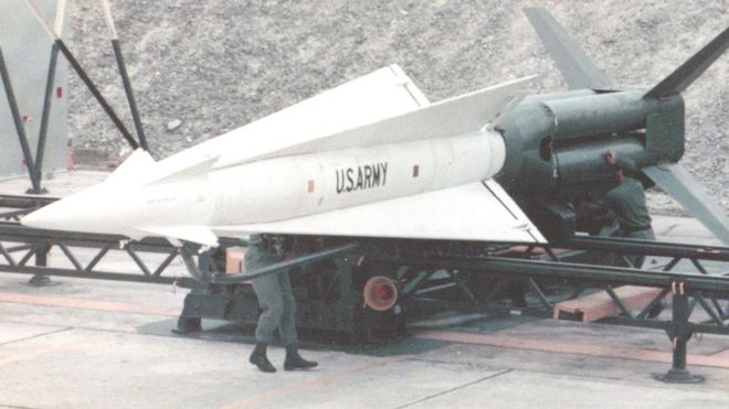 Soldados con misil Nike Hercules