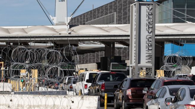 Автомобили в очереди, чтобы въехать в США на границе между Тихуаной и Сан-Диего