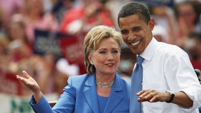 Хиллари Клинтон поддерживает Барака Обаму в 2008 году.