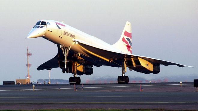 British Airways Concorde Flight 1215 прибывает в международный аэропорт Логан из Лондона 8 октября 2003 года в Бостоне, штат Массачусетс