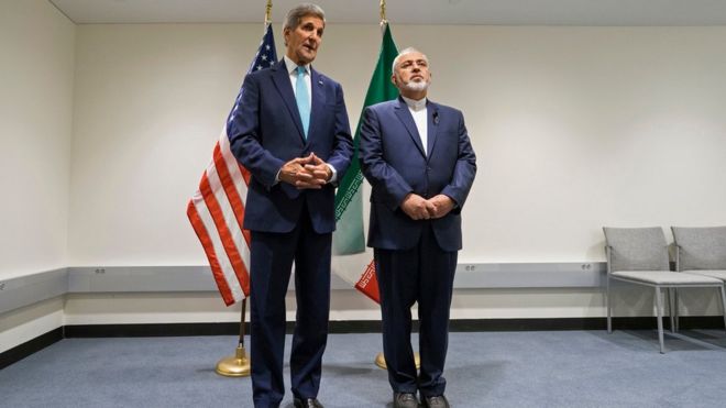 Джон Керри (слева) встретился с министром иностранных дел Ирана Мухаммедом Джавадом Зари