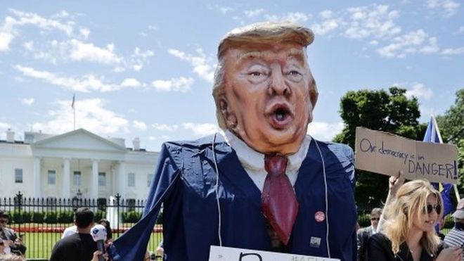 Manifestantes fora da Casa Branca após o disparo do diretor do FBI James Comey.