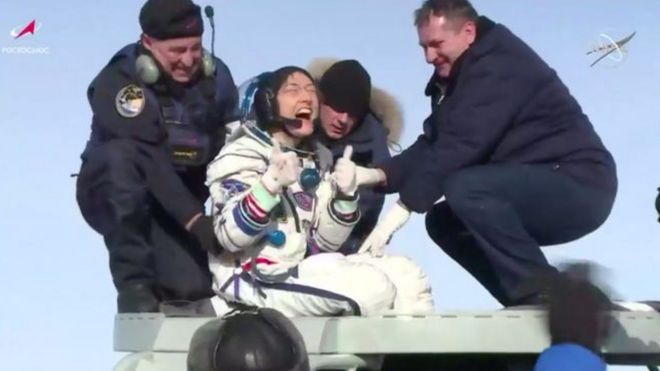 كريستينا كوش تحتفل برفع إبهامها عند خروجها من المركبة الفضائية