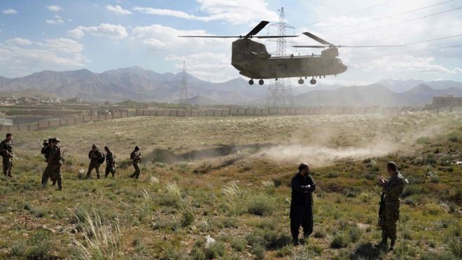 Американский военный вертолет "Чинук" приземлился на поле