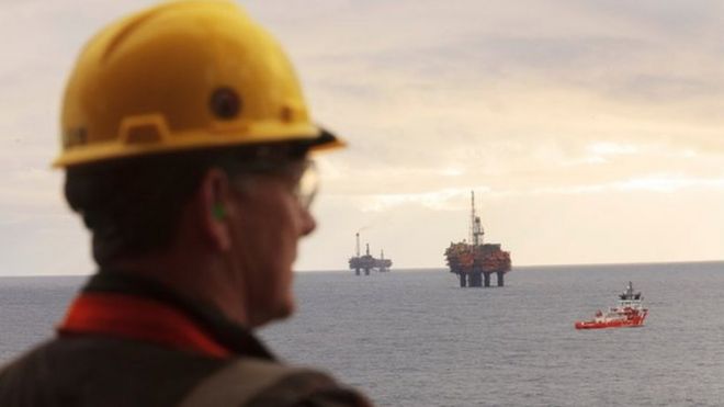 Работник Shell на месторождении Brent в Северном море