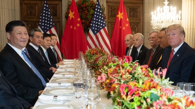 Президент США Дональд Трамп (справа) Государственный секретарь США Майк Помпео (2-справа) и члены их делегации проводят обеденную встречу с президентом Китая Си Цзиньпином (слева), Министром иностранных дел Китая Ван И (2-слева) и представителями правительства Китая. , в конце саммита лидеров G20 в Буэнос-Айресе, 1 декабря 2018 г.