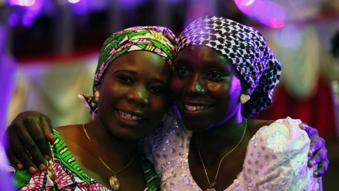 Мать обнимает дочь в столице Нигерии Абудже