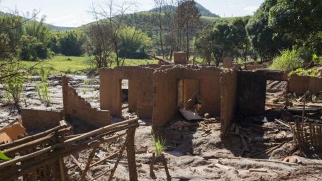 Разрушение, вызванное взрывом в Paracatu de Baixo