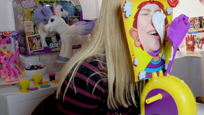 Женщина демонстрирует игру Hasbro's Pie Face