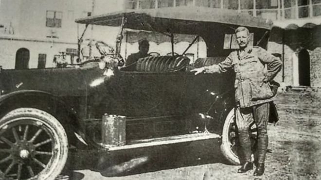 एबटाबाद (अब पाकिस्तान में) में तैनाती के दौरान अपनी कार के साथ जनरल डायर