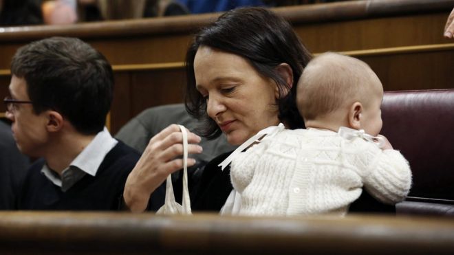 Депутат испанской партии Podemos Каролина Бесканса с ребенком на сиденье в парламенте