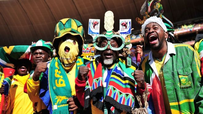 Поклонники Южной Африки выражают свою поддержку во время церемонии открытия