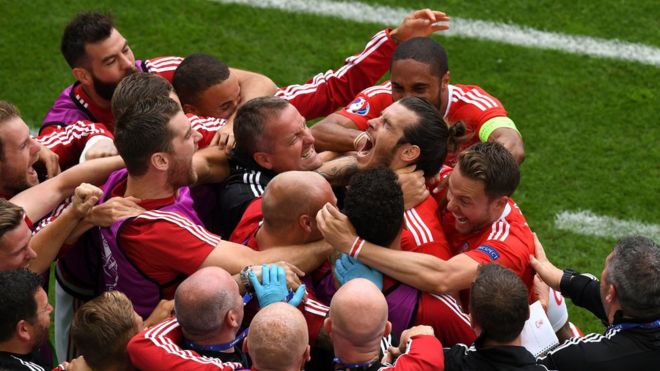 Болельщики Уэльса празднуют гол Гарета Бейла против Словакии на Евро-2016