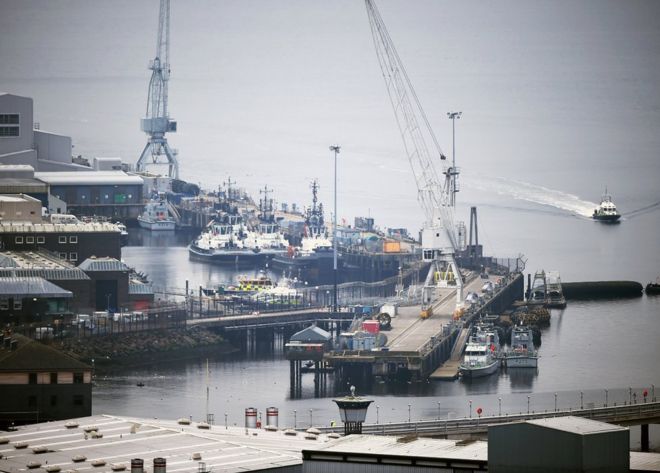 Общий вид базы подводных лодок "Фаслан" 17 марта 2015 года в городе Фаслан, Шотландия. Система вооружений Trident должна быть обновлена ??в 2016 году и станет ключевым вопросом в ходе предвыборной кампании.