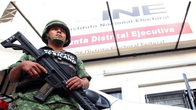 Un soldado hace guardia frente a un depósito de material electoral en México.