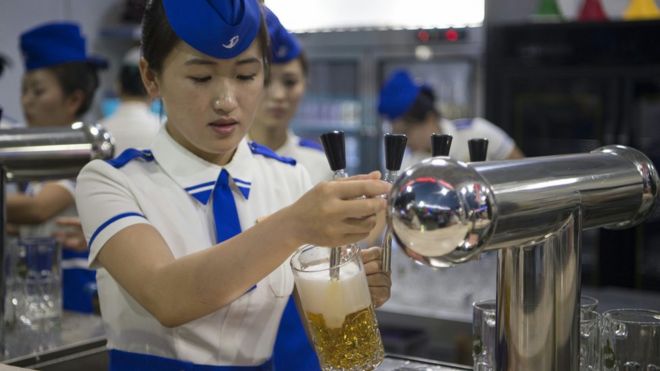 Официантка на фестивале пива в Пхеньяне 2016 года