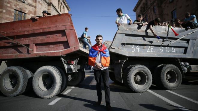 Сторонники армянской оппозиции перекрывают дорогу после того, как лидер протестного движения Николь Пашинян объявил общенациональную кампанию гражданского неповиновения в Ереване, Армения, 2 мая 2018 года.