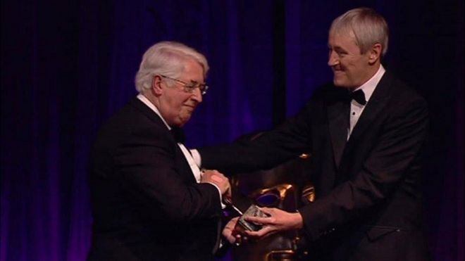 Николас Линдхерст вручает Гарету Гвенлану стипендию Bafta Cymru в 2011 году