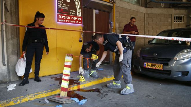 Israeli police inspect the site of a stabbing attack in Tel Aviv on 19 November 2015