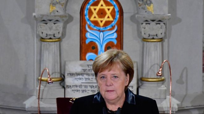 Канцлер Германии Ангела Меркель выступает на церемонии в синагоге Рикестрасе в Берлине 9 ноября 2018 года