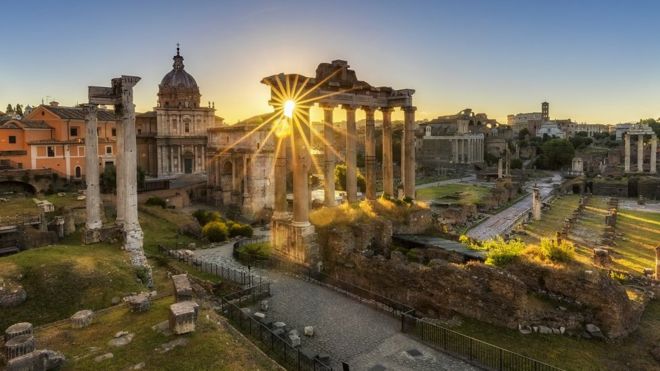 El templo de Saturno en el foro romano, Roma, al amanecer.