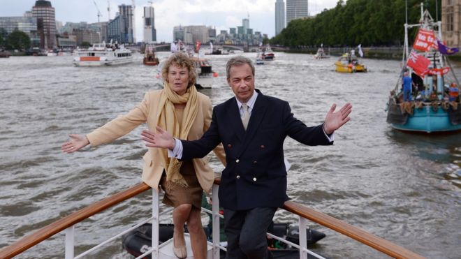 Найджел Фараж и Кейт Хоуи на лодке в Темзе