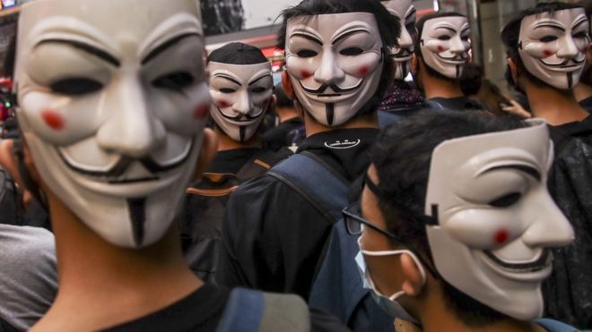 Протестующие в масках Гая Фокса принимают участие в демонстрации Anti-ERO (Постановление о чрезвычайных положениях) против недавно введенного закона, запрещающего публичные маски для лица, в Гонконге, Китай, 06 октября 2019 г.
