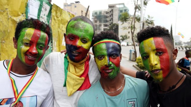 Жители с эфиопским национальным флагом на лицах - 14 июля