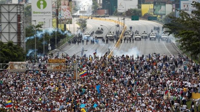 Столкновения демонстрантов с полицией по охране общественного порядка во время так называемой «матери всех маршей» против президента Венесуэлы Николаса Мадуро в Каракасе, Венесуэла 19 апреля 2017 года.