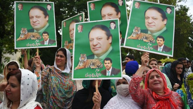 Сторонники пакистанских оппозиционных партий несут плакаты с изображением свергнутого премьер-министра Пакистана Наваза Шарифа у здания избирательной комиссии против предполагаемой фальсификации выборов в Исламабаде 8 августа 2018 года.