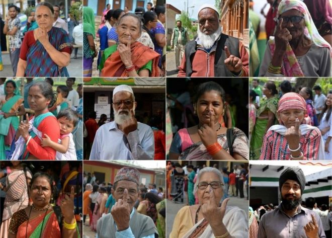 Эта комбинация снимков, сделанных и созданных 18 апреля 2019 года, показывает, что индийские избиратели показывают свои отпечатанные чернилами пальцы после того, как проголосовали во время второго этапа гигантских выборов в Индии на различных избирательных участках по всей Индии. -