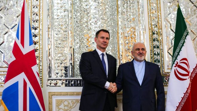 Министр иностранных дел Великобритании Джереми Хант обменивается рукопожатием с министром иностранных дел Ирана Мохаммадом Джавадом Зарифом в Тегеране