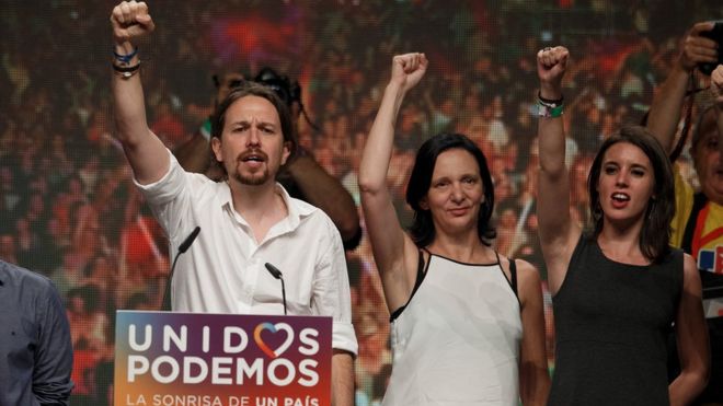 Лидер Unidos Podemos Пабло Иглесиас и другие члены партии присутствуют на митинге в Мадриде после выборов. 26 июня 2016 года