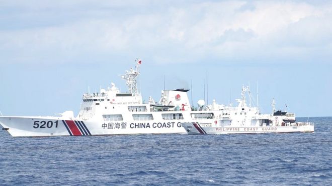 中国海警船在南海拦截菲律宾海警船