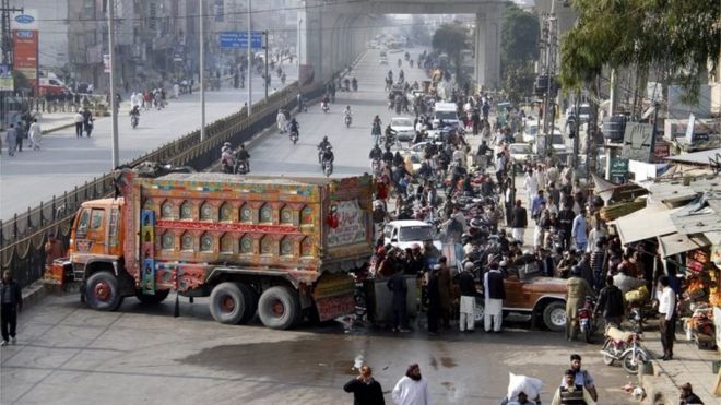 Протестующие блокируют дорогу, ведущую в Исламабад, в знак протеста против казни бывшего полицейского охранника Мумтаза Кадри, после того как он был повешен до смерти в Равалпинди, Пакистан, 29 февраля 2016 года.