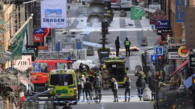 مقتل 4 في اقتحام شاحنة متجرا بوسط العاصمة السويدية ستوكهولم _95506778_hi038899104