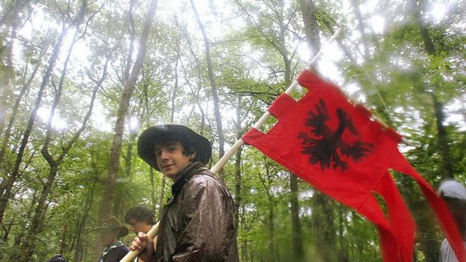 Деперсонализация: синдром, мешающий чувствовать - BBC News Русская служба