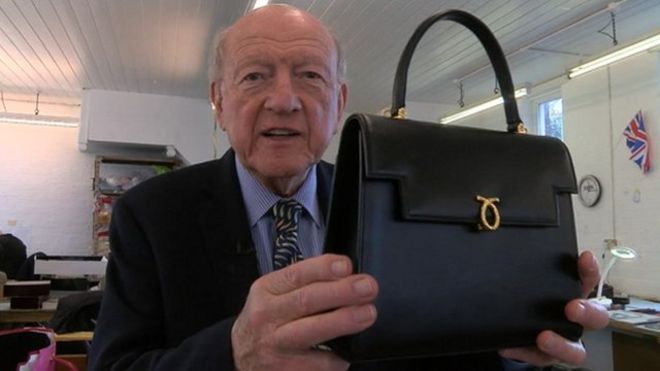 Royal fashion: Queen Elizabeth's black Launer handbag holds 52 years of  secrets