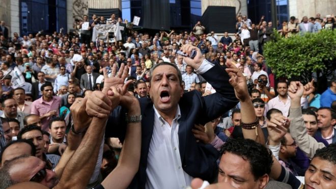 مجموعة من الصحفيين المصريين يحملون نقيبهم، يحيى قلاش، في وقفة احتجاجية أمام مقر النقابة (أرشيف)