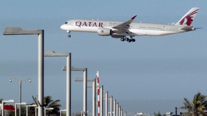 Самолет Qatar Airways над Дохой