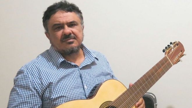 Reinaldo Casteluzzo com violão para pessoas deficientes