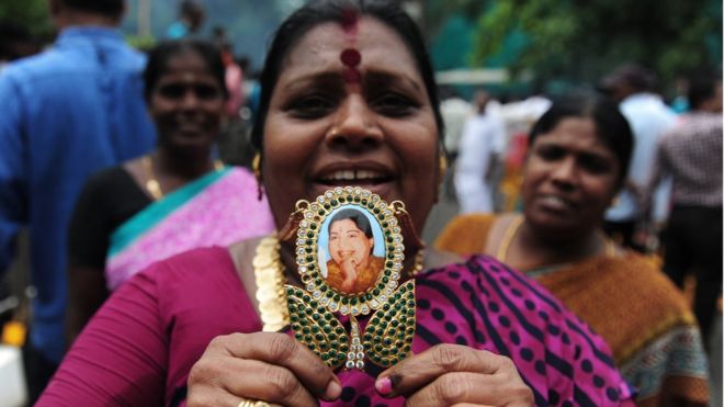 Член партии «Все Индия» Анна Дравида Муннетра Кажагам (AIADMK) демонстрирует подвеску с изображением лидера AIADMK Джаялалитаа Джаярама