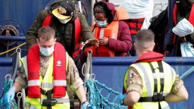 لاجئون يصلون إلى بريطانيا