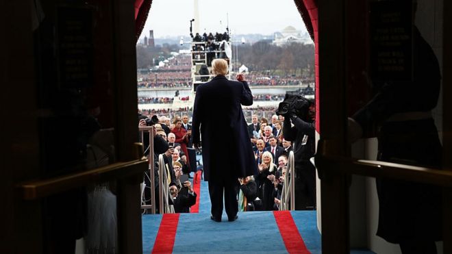 Избранный президент США Дональд Трамп прибывает на Западный фронт Капитолия США 20 января 2017 года в Вашингтоне, округ Колумбия. На сегодняшней церемонии инаугурации Дональд Дж. Трамп становится 45-м президентом Соединенных Штатов
