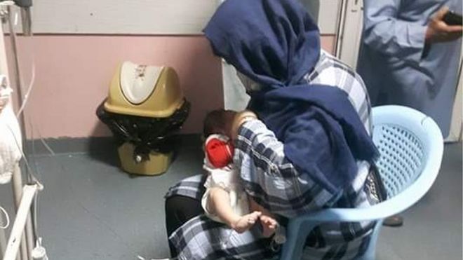 Firooza Omar amamentando um bebê no hospital
