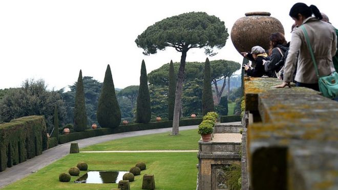 Люди посещают сады летней резиденции Папы Кастеля Гандольфо, к югу от Рима, 22 марта 2014 года в Кастель Гандольфо