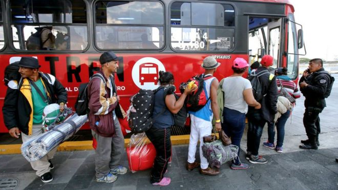 Migrantes abordan un autobús