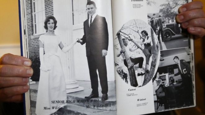 Годовая книга с фотографией Джеффа Сессиона в его выпускной средней школе округа Уилкокс