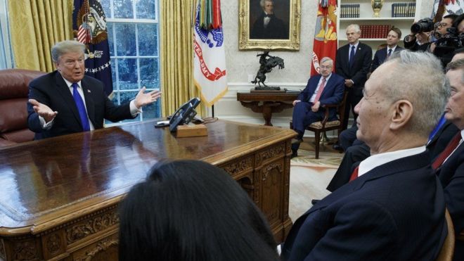 الرئيس ترامب مع وفد المسؤولين الصينيين وعلى رأسه نائب رئيس الوزراء ليو هي